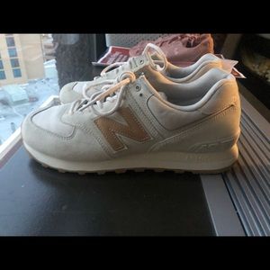 New balance tennis shoes